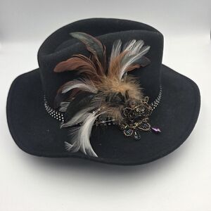 NEW UNO ALLA VOLTA Handcrafted by Carole,Hat with Feather Accent